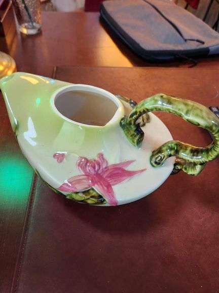 1950S VINTAGE HULL ART POTTERY WOODLAND PATTERN W26 TEAPOT. 
VALUE $65