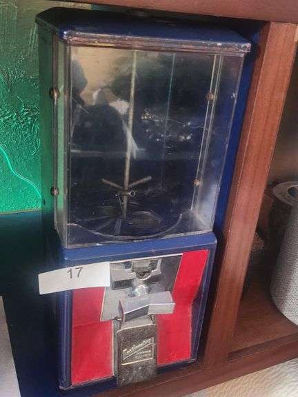 VINTAGE 1960S NORTHWESTERN GUMBALL MACHINE. VALUE $65