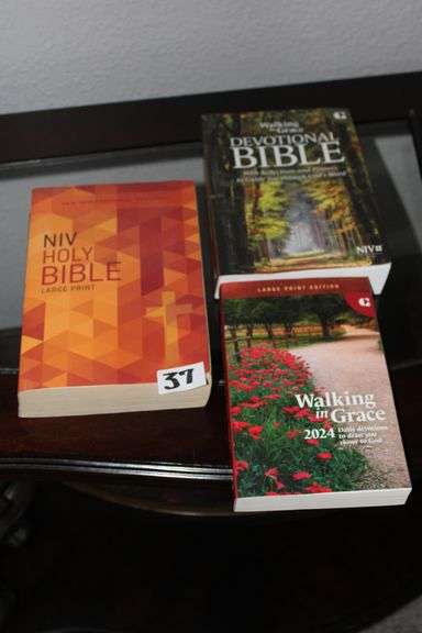 WALKING IN GRACE BIBLE AND NIV LARGE PRINT BIBLE