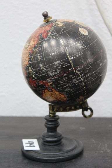 BETTER HOME AND GARDEN SMALL GLOBE DECOR 8 X 5