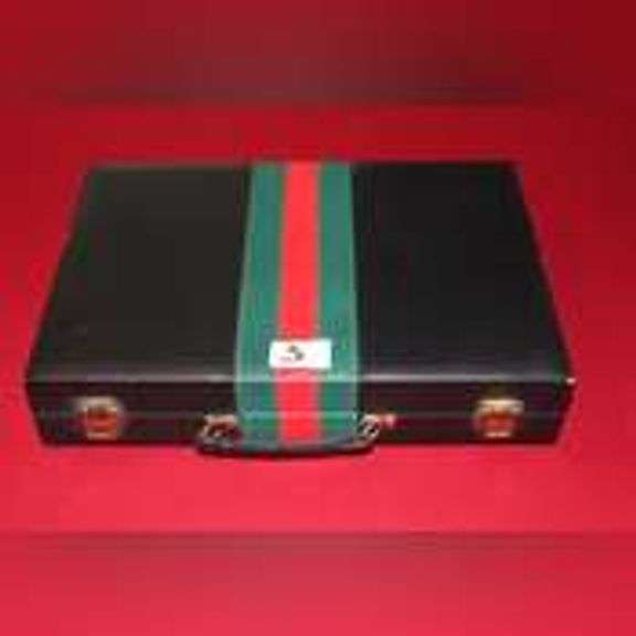 PORTABLE BACK GAMMON AND CHESS SET IN CARRYING CASE