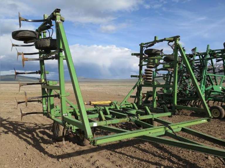 John Deere 1600 30' Hydraulic Fold Pull Type Chisel Plow