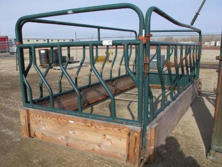 5.5'x12' Behlen Bale Feeder