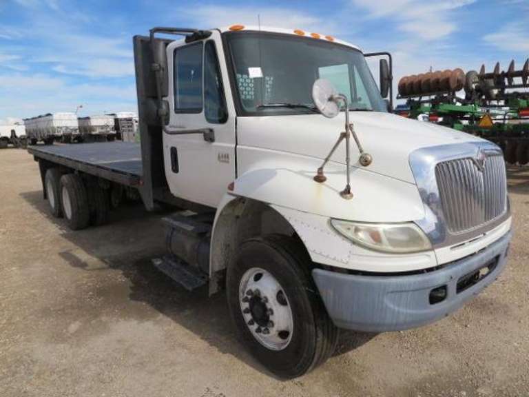 2004 International 4400 - 2 Axle 24' Flatbed Truck