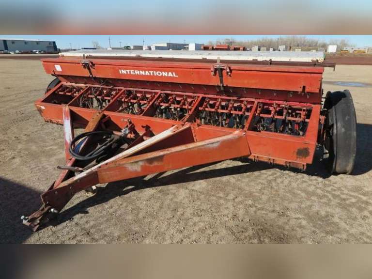 International 510 - 12' Double Disc Grain Drill