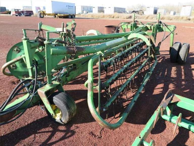 John Deere 700 - Twin Hay Rake