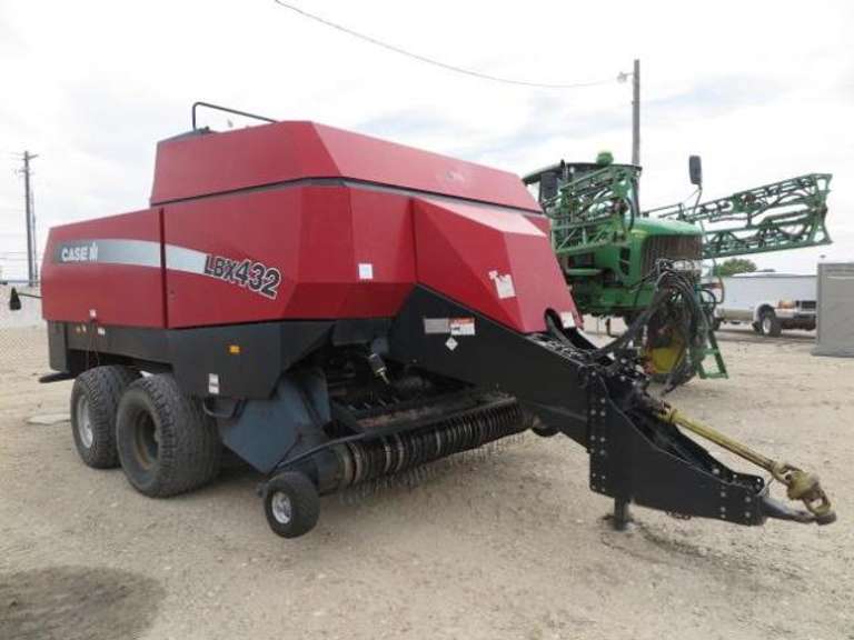 Case LBX432 - 3' x 4' Hay Baler
