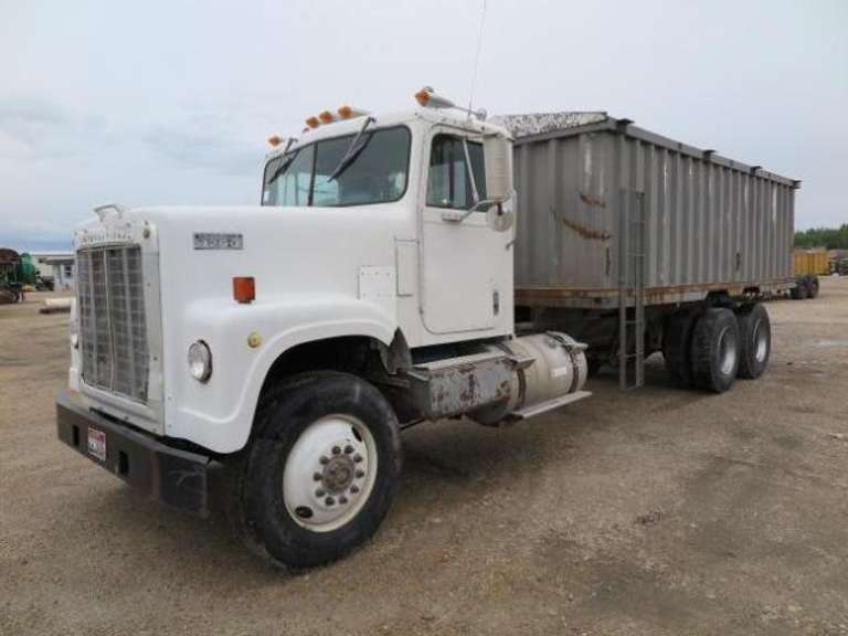 1974 International Transtar 4200 - 20' Bed & Hoist
