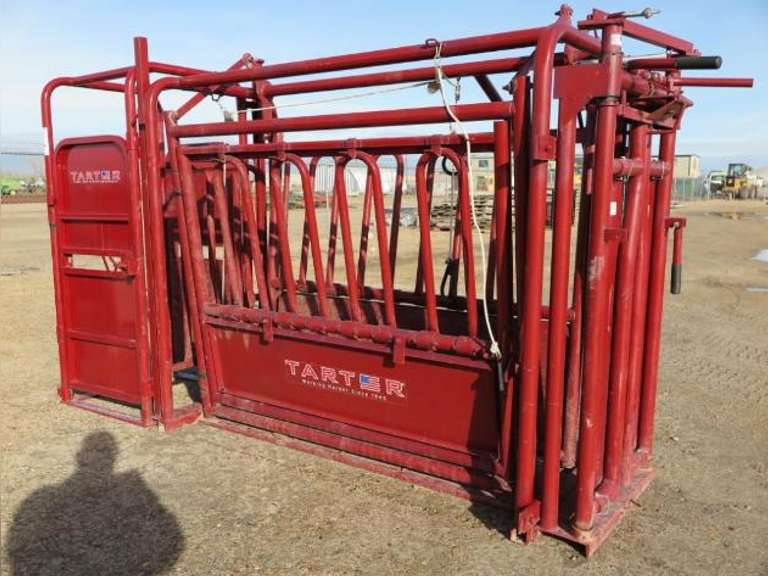 Tarter Squeeze Chute & Palp Cage - Like New Condition