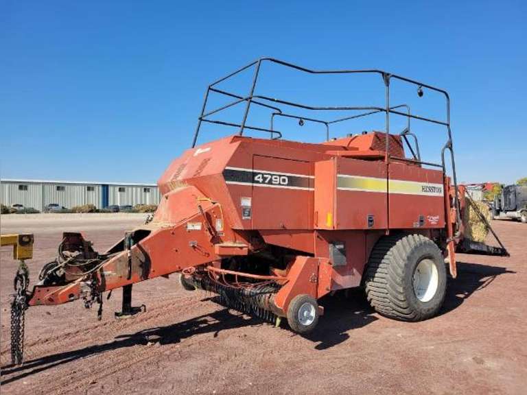 Hesston 4790 • 3' x 4' Baler