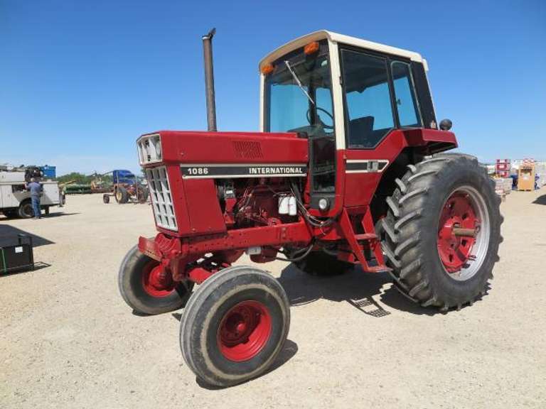 1981 International 1086 • 131HP Tractor