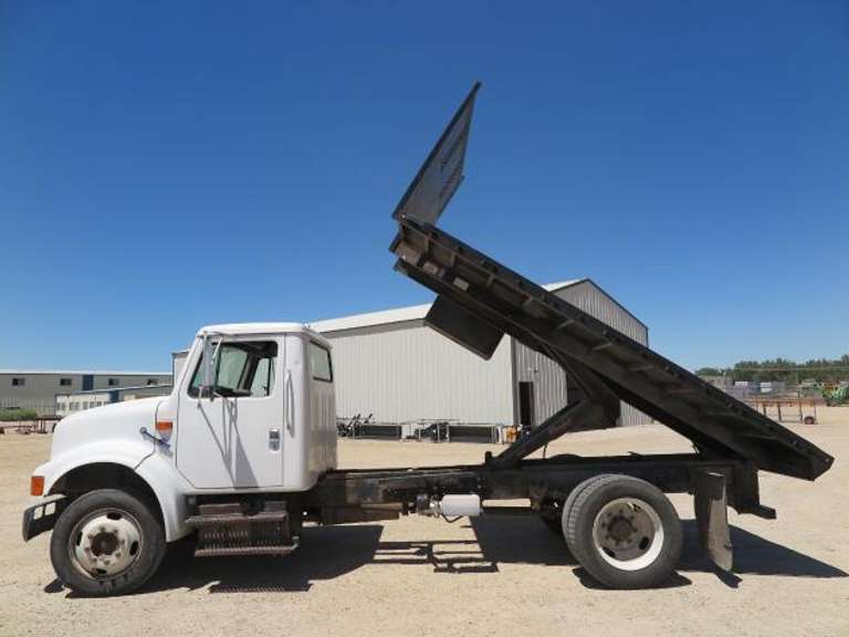 1999 International 4700 • With 18' Flatbed & Hoist