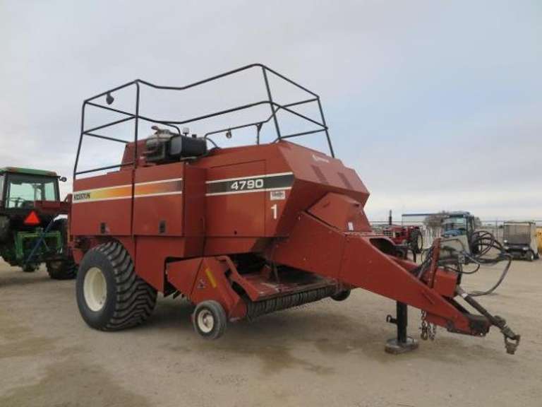 Hesston 4790 • 3' x 4' Hay Baler