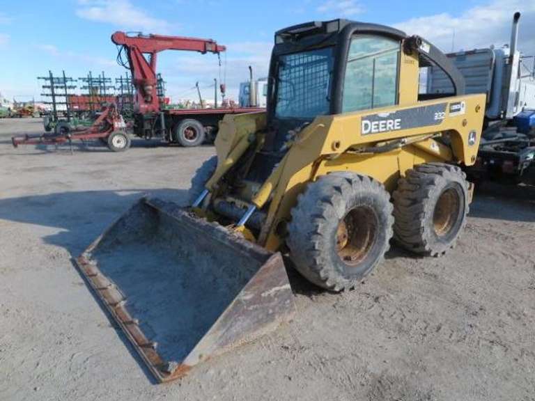 John Deere 332 • Skid Steer
