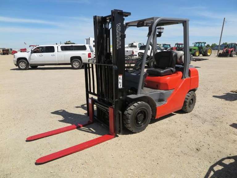 Toyota 8FGU25 • 4900 LB. Propane Forklift