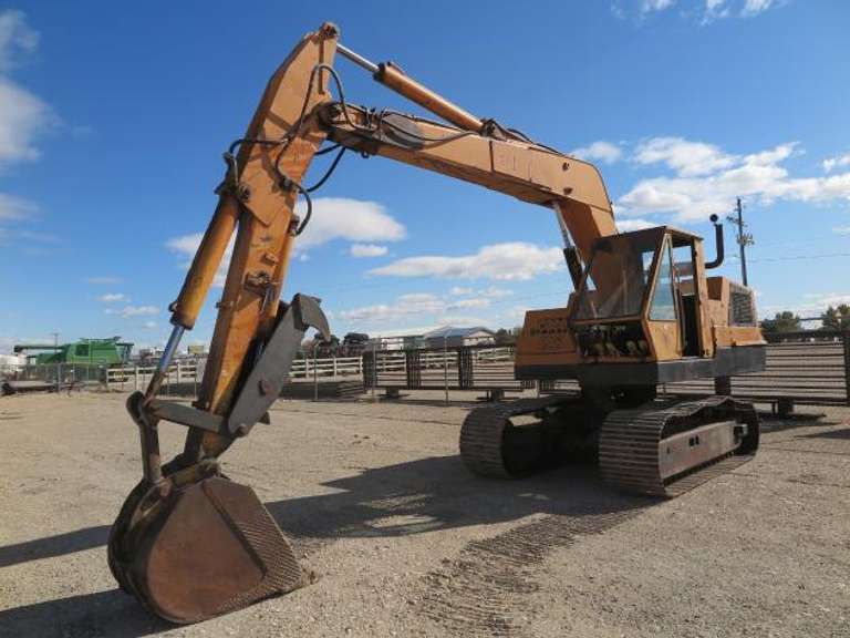 Case 880 • Excavator