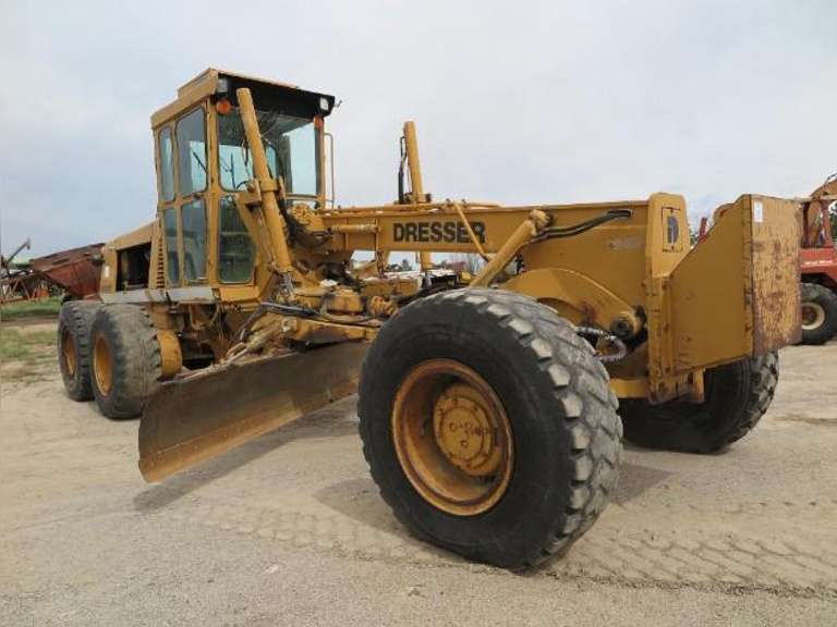 LOCATED OFF-SITE • Dresser 870 • Motor Grader