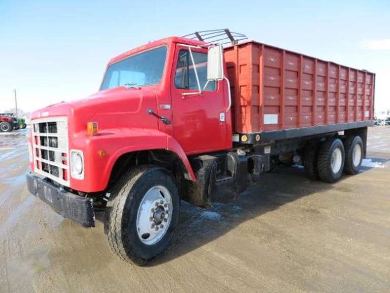 1985 International S2300 • 20' Bed & Hoist