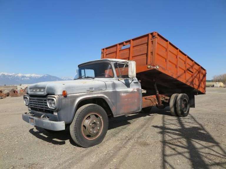 Ford F-600 • With 14.5' Bed & Hoist