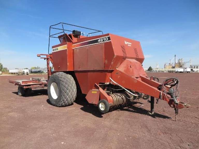 Hesston 4910 • 4x4 Baler with Accumulator