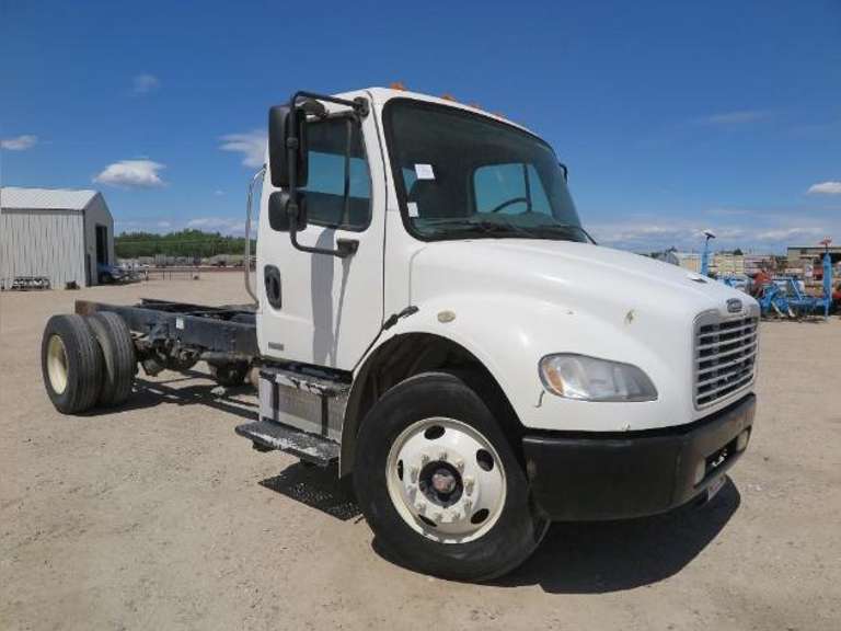 2005 Freightliner Business Class M2 • Conventional  Day Cab