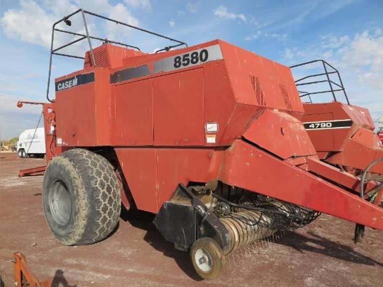 Case 8580 • 4 'x 4' Baler