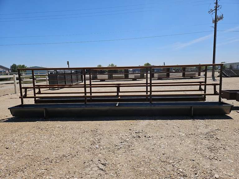 (1) 24’ Heavy Duty Livestock Panel with Feed Trough and Adjustable Headrail