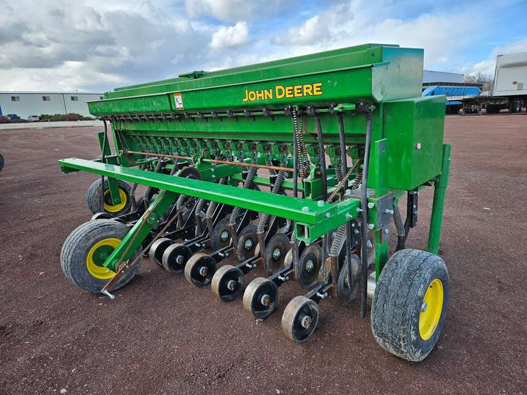 John Deere 10’ 3Pt Grain Drill