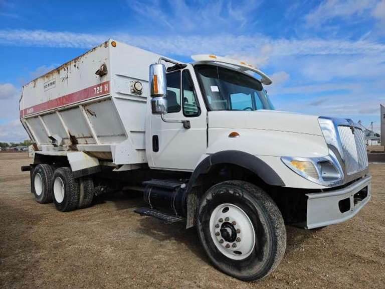 2004 International 7400 Feed Truck