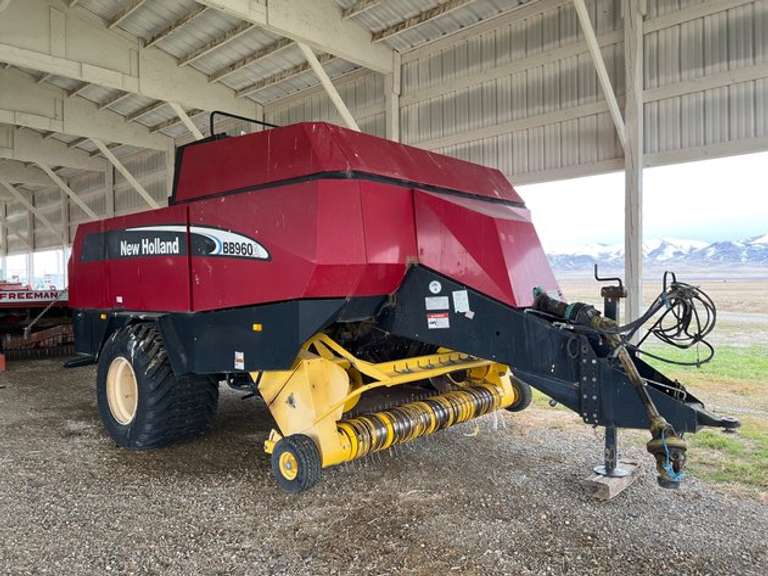 New Holland BB960A 3'x4' Baler