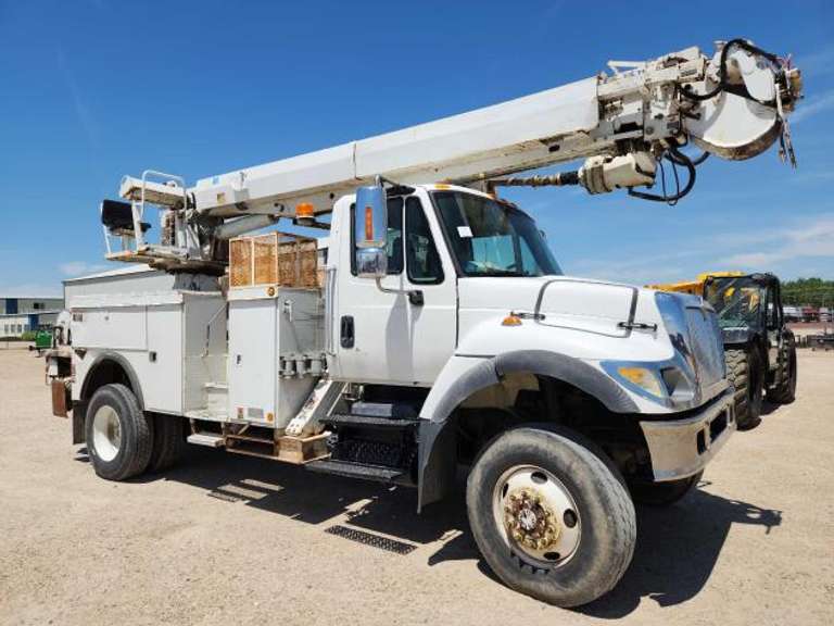 BAD HEAD GASKET - 2006 International 7500 4x4 Digger Derrick Truck