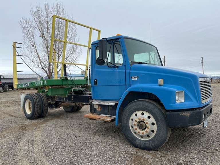 2000 Freightliner FL70 Retriever Truck