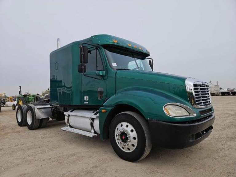 2005 Freightliner Columbia Sleeper
