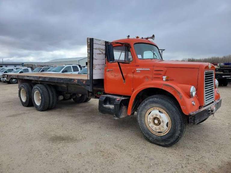 1964 International 190 22' Tandem Axle Flatbed Truck