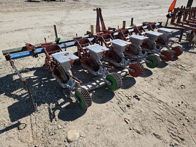 Milton 6 Row 22" Planter