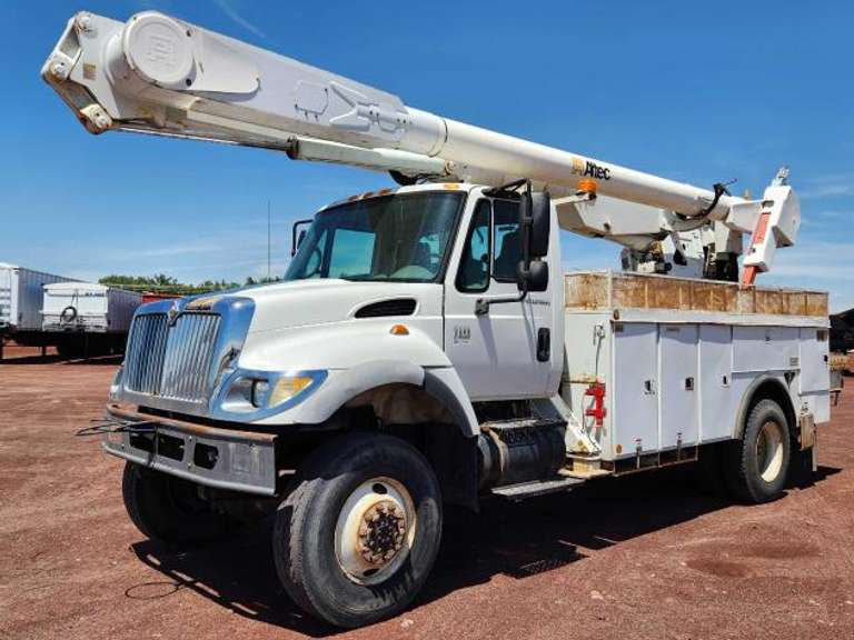 2004 International 7300 4x4 Man Lift Boom Truck