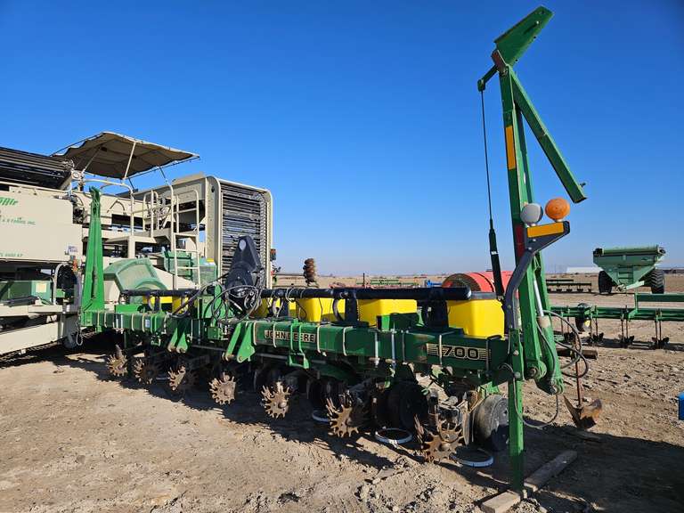 John Deere 1700 7-Row 30" Corn Air Planter