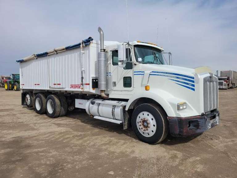1999 Kenworth T800 Tandem Axle Truck W/Self-Unloading Bed