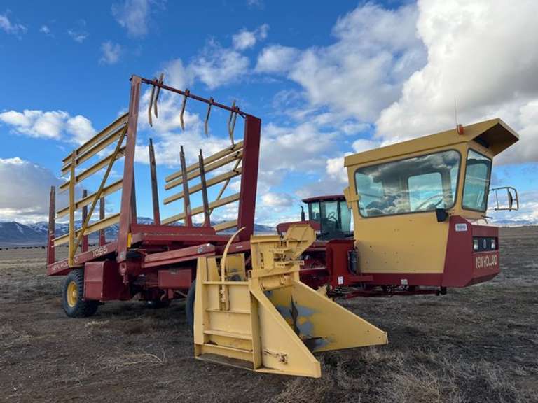 New Holland 1095 Self Propelled Stack Wagon