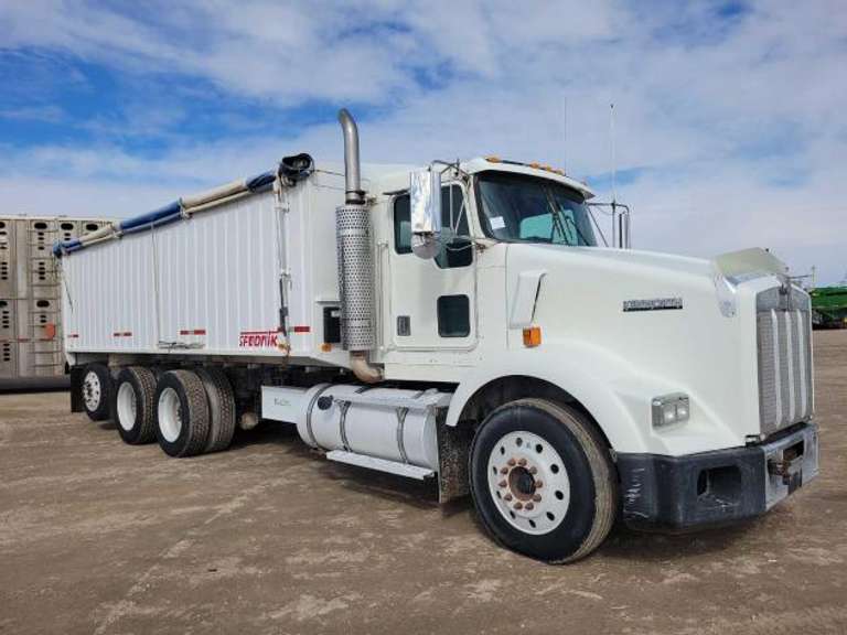 1999 Kenworth T800 Tandem Axle Truck W/Self-Unloading Bed