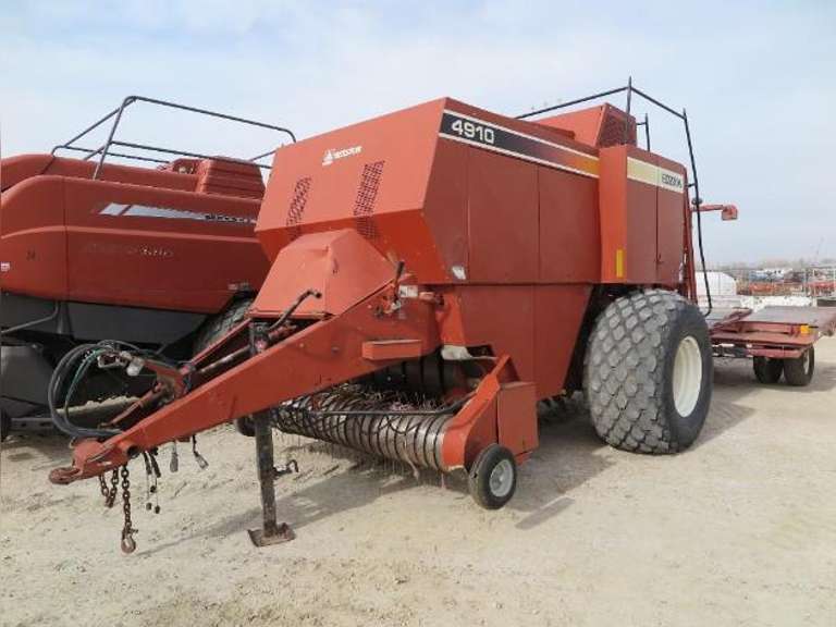 Hesston 4910 4x4 Baler with Accumulator