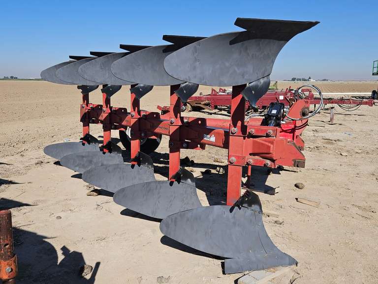 Case 165 On-Land 5 Bottom Plow