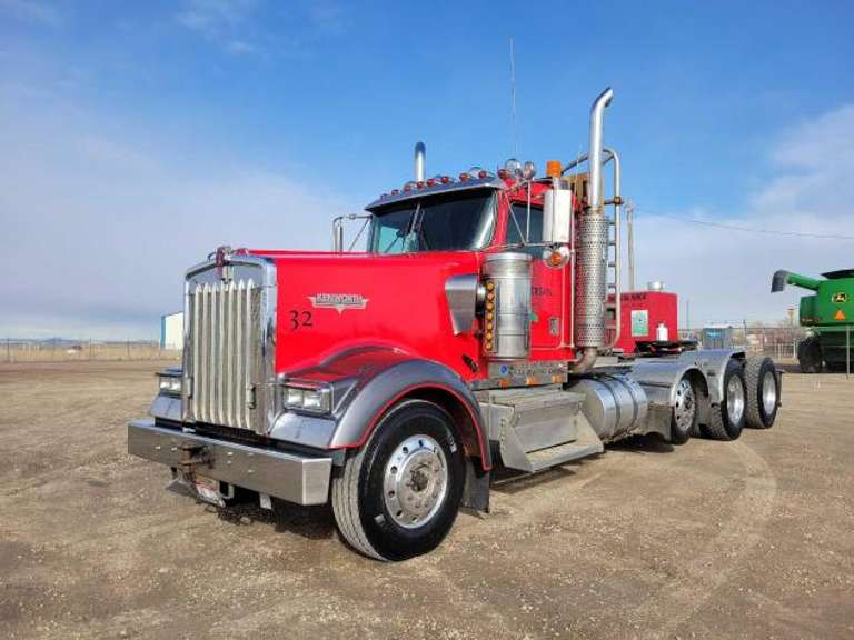 2000 Kenworth W900L Day Cab Truck