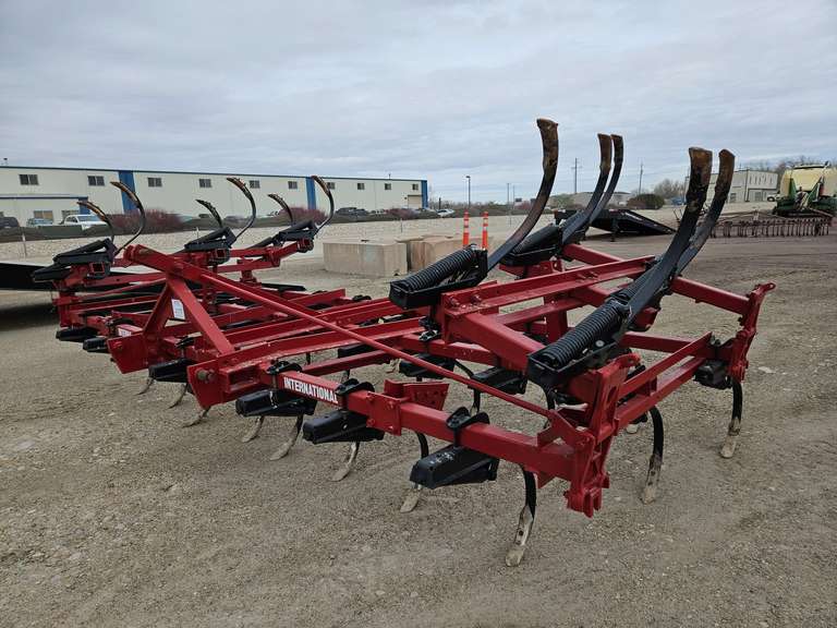 International 18' Folding Chisel Plow