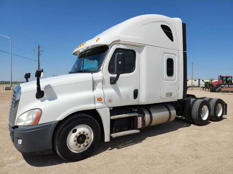 2015 Freightliner Cascadia Sleeper Semi