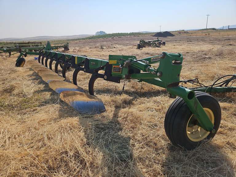John Deere 3710 8-Bottom Pull-Type Plow - Good Condition