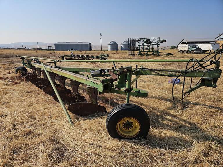 John Deere 2350-2450 7-Bottom Pull-Type Plow