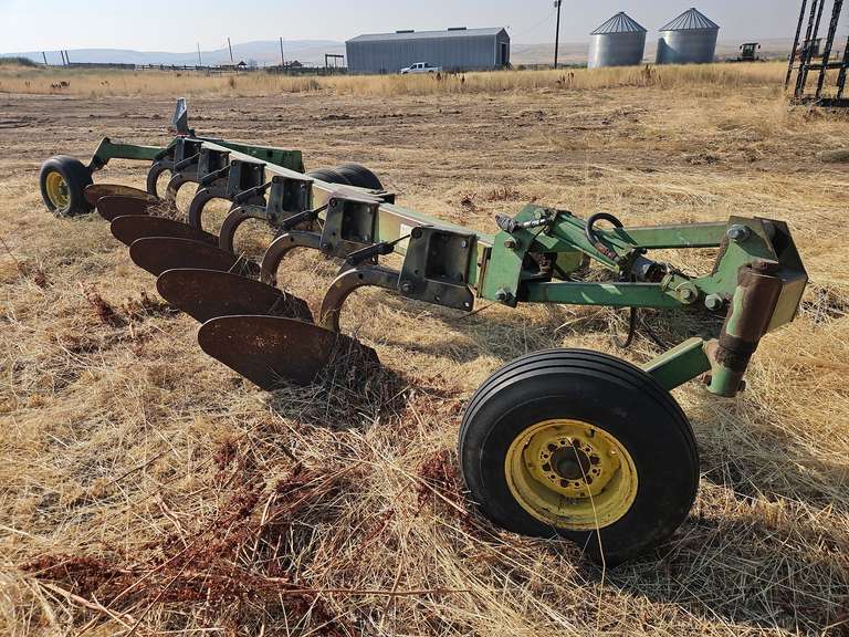 John Deere 3600 6-Bottom Pull-Type Plow
