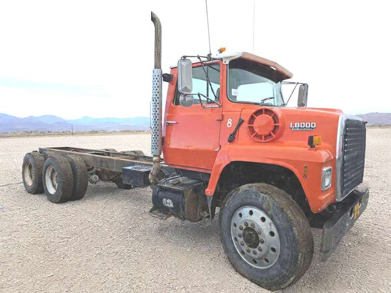 1989 Ford L8000 Cab & Chassis