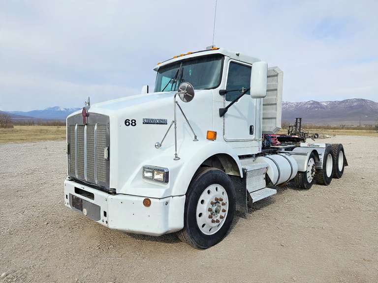 2005 Kenworth T800B Day Cab Truck